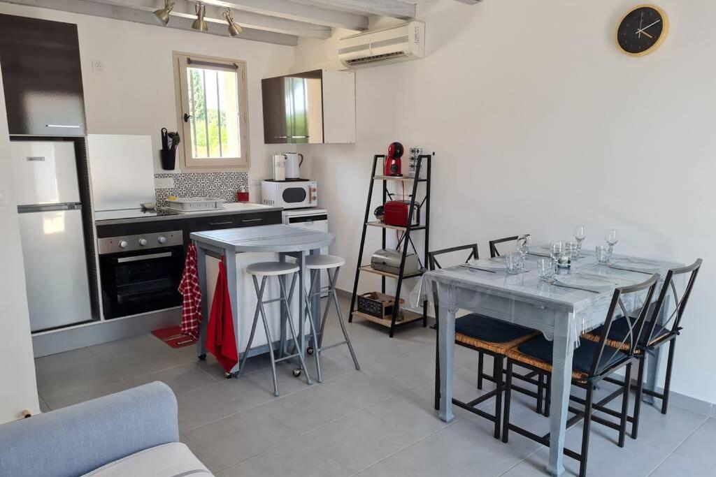 Appart Cosy Avec Son Exterieur Chaleureux,Piscine Et Parking Prive Fontvieille Exteriér fotografie