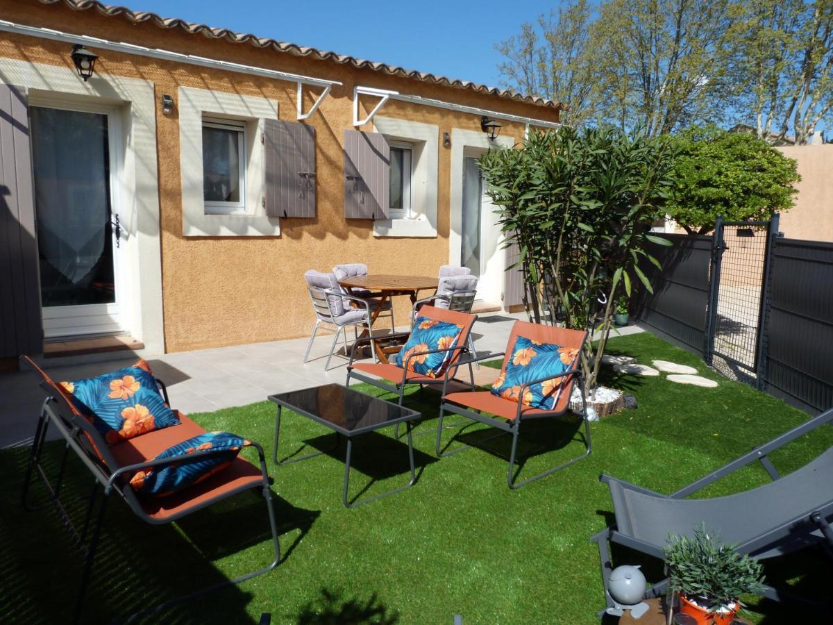Appart Cosy Avec Son Exterieur Chaleureux,Piscine Et Parking Prive Fontvieille Exteriér fotografie